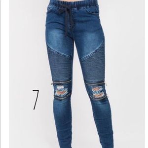 Distressed moto jegging plus size